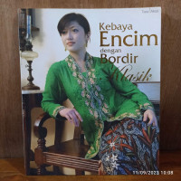 Kebaya Encim dengan Bordir Klasik